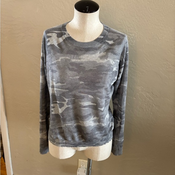 LOFT Sweaters - Loft Gray Lt Weight Camo Print Sweater Sz L
